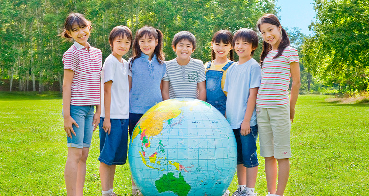 子どもたちと地球儀