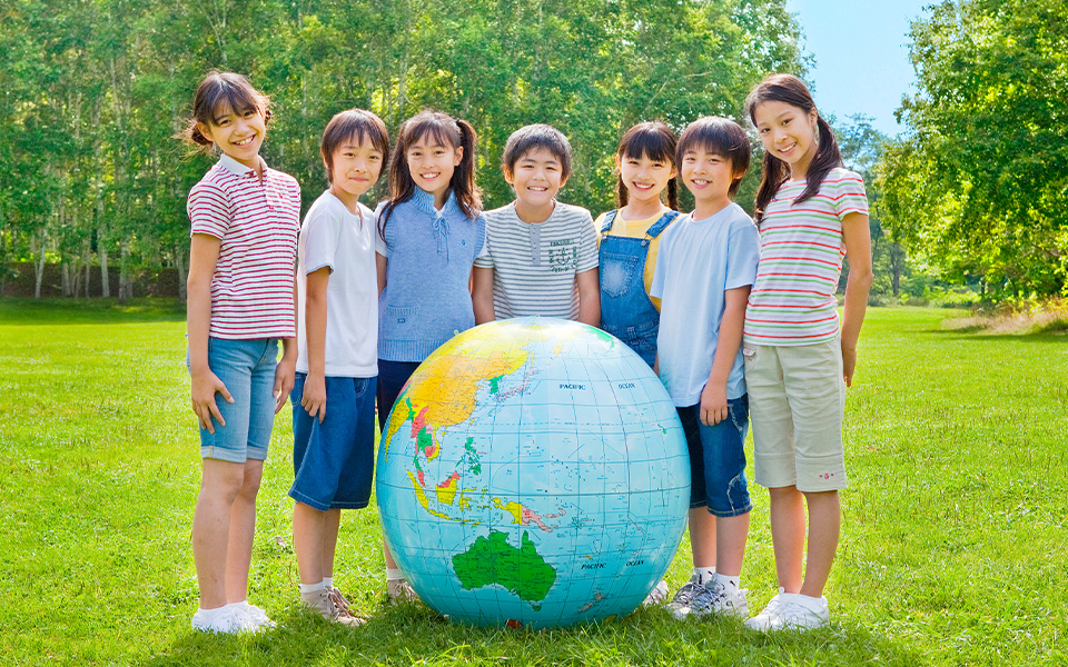 子どもたちと地球儀